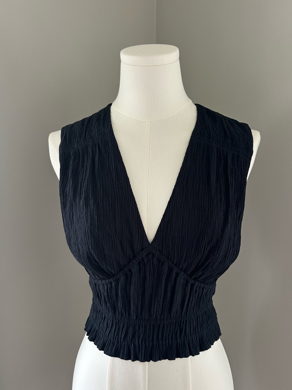 Abercrombie & Fitch Black Plisse V-Neck Smocked Crop Top Tank. Black. Size Small